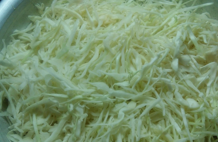 1. Этап. Маринованная капуста с чесноком: Капусту промойте и очень тонко нашинкуйте.