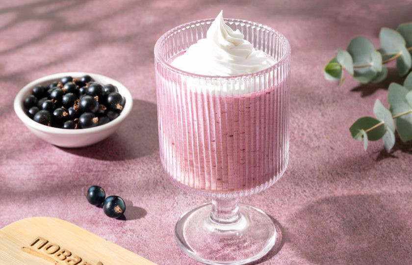 1. Этап. Коктейль с молоком и смородиной: Перелейте коктейль в стакан или бокал для подачи. Сверху по желанию можно украсить напиток взбитыми сливками. Коктейль с молоком и смородиной готов!