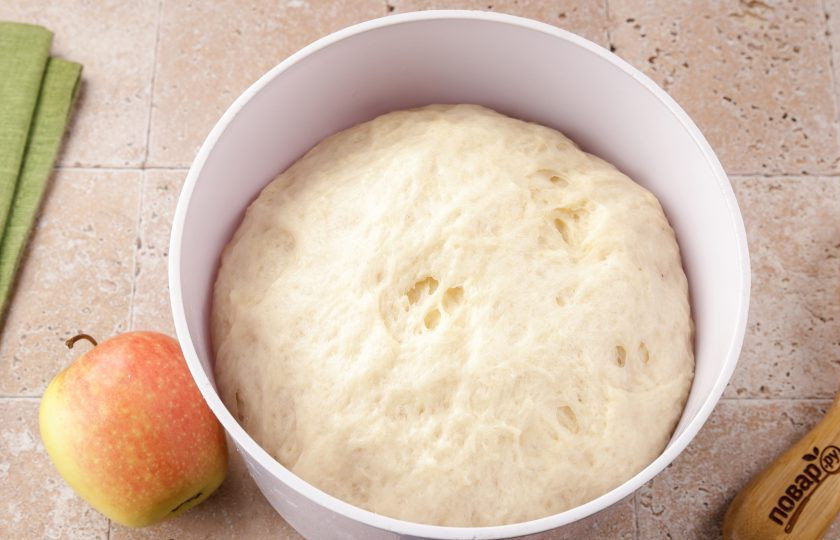 1. Этап. Пирог на дрожжах с яблоками: Подошедшее тесто должно увеличиться почти в два раза.