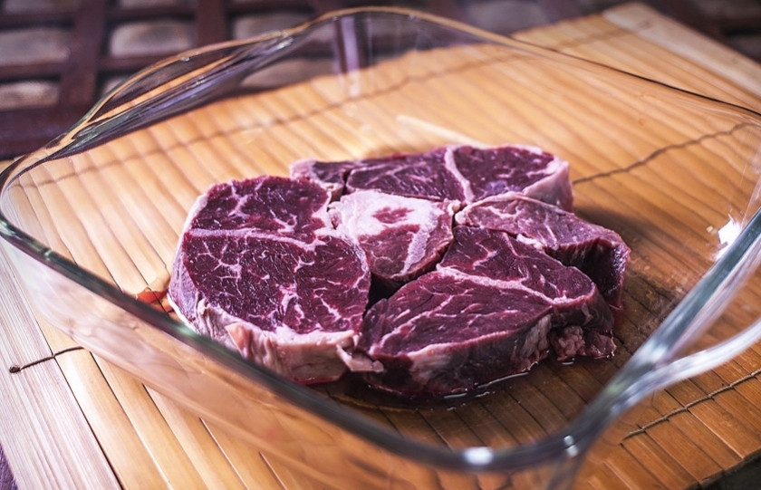 1. Этап. Стейки из говядины в духовке: Слегка отбитый, замаринованный в специях (мариновать нужно 1 час) стейк кладем в смазанную маслом форму для запекания.