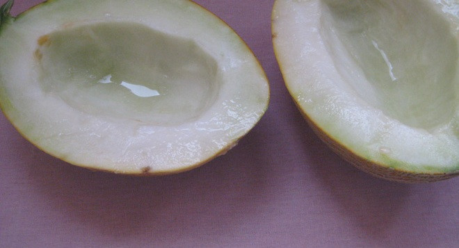 1. Этап. Варенье из дыни на зиму с лимоном: 1. На Руси такое варенье из дыни на зиму с лимоном известно с давних времен и считалось неповторимым лакомством. Сегодня этот продукт стал основой для многих домашних заготовок. Итак, для начала чистим дыню от кожуры и семечек.