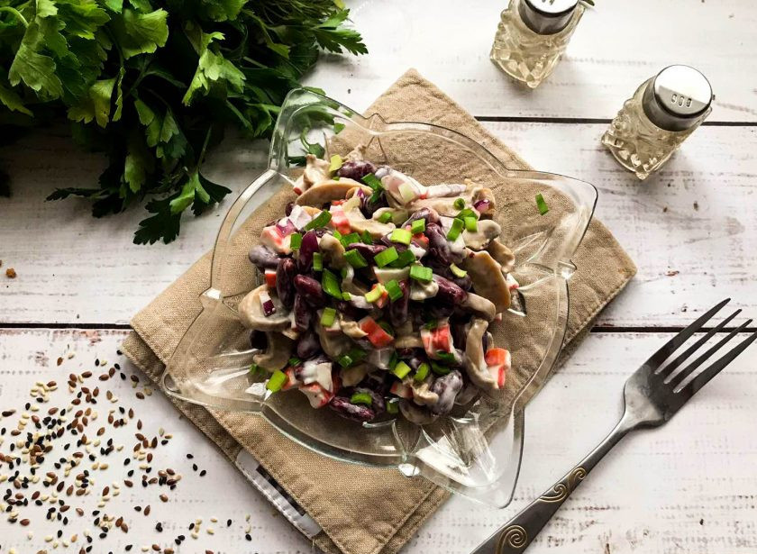 1. Этап. Салат с фасолью, грибами и крабовыми палочками: Салат с фасолью, грибами и крабовыми палочками готов. Приятного аппетита!