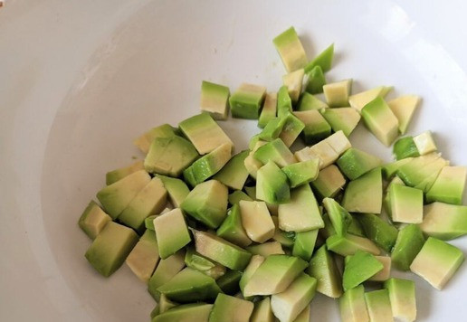 1. Этап. Салат из тунца с заправкой Оливера: Авокадо чистим, режем кубиками, сбрызгиваем соком лимона.