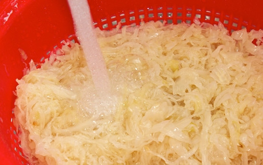 1. Этап. Пирожки с капустой на сдобном тесте: 10. Пока тесто подходит, промойте в дуршлаге квашеную капусту. Слейте, а затем отожмите воду с капусты.