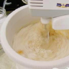 1. Этап. Утренние булочки: На медленной скорости смешивайте ингредиенты в течении, приблизительно, 5 минут. Через 5 минут, тесто, скорее всего налипнет на крючок миксера. Остановите и снимете тесто с крючка, и смешивайте ещё 3 минут (если не налипло, то продолжайте смешивать 3 минуты).