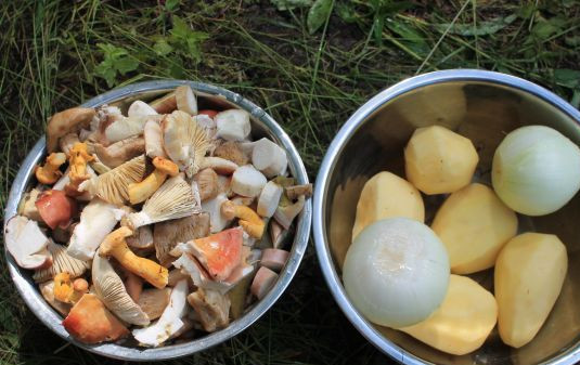 1. Этап. Подосиновики на костре: 2. Ставим на костер котелок с водой и солью, пусть греется. Картофель моем и чистим. Нарезаем тоже произвольно.