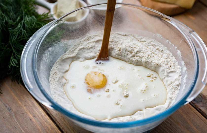 1. Этап. Хачапури на молоке с сыром: Залейте молоко, вбейте одно яйцо.