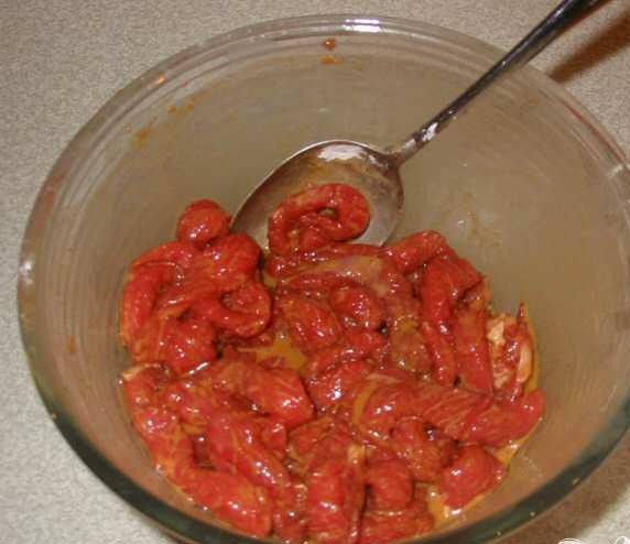 1. Этап. Тайская зажарка: 2. Положить нарезанное мясо в миску с крахмалом и соевым соусом. Хорошо перемешать и мариновать 20 минут.