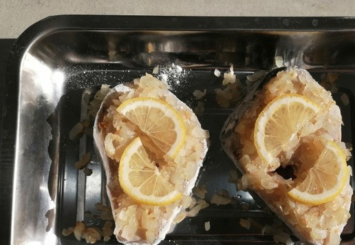 1. Этап. Треска, запеченная в духовке: Дольки лимона разрезать пополам и положить сверху.