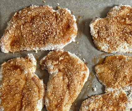 1. Этап. Куриный шницель из духовки: И намазать шницели этим маслом с обеих сторон. Выпекать в духовке 20-25 минут, через 10-12 минут перевернуть. Если вы готовите сразу два противня шницелей, выпекйте в режиме конвекция при 200 градусах.