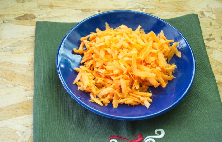 1. Этап. Рыбный суп с картофелем: Морковь очистите и натрите на терке.