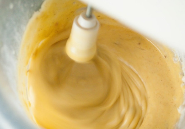 1. Этап. Рецепт простого бисквита: Просейте муку, смешайте со всеми сухими ингредиентами и постепенно, вымешивая, введите в тесто.