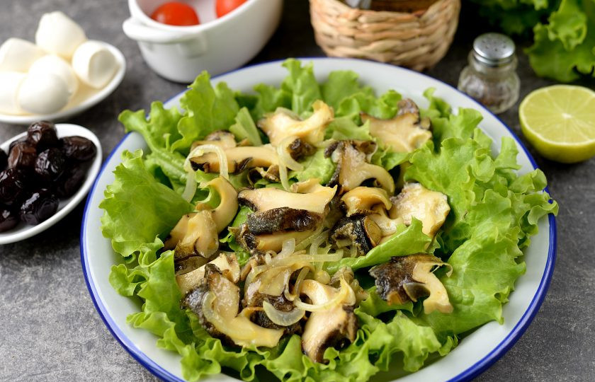 1. Этап. Салат с рапанами: На латук выложите слегка остывшие рапаны.