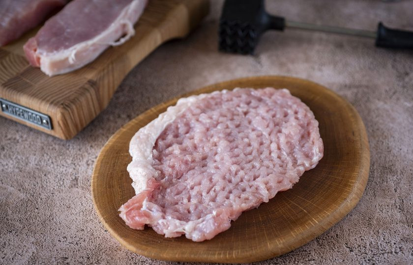 1. Этап. Котлеты отбивные из свинины: Каждый такой кусочек мяса отбейте кухонным молотком.