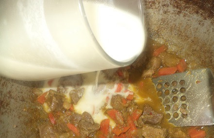 1. Этап. Гуляш из говядины мягкий: 3. В половине стакана воды смешаем сметану, муку, томатную пасту, всяческие приправы по вкусу. Вливаем в гуляш, когда мясо уже готово.