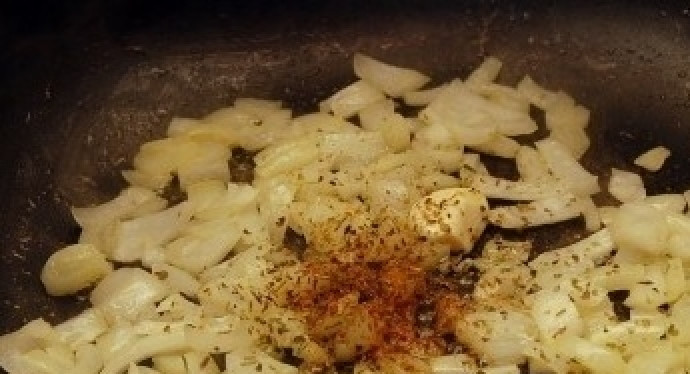 1. Этап. Паштет из куриной печени домашний: Лук с чесноком почистите, помойте, мелко нарубите. Обжарьте их в масле со специями и солью до готовности.