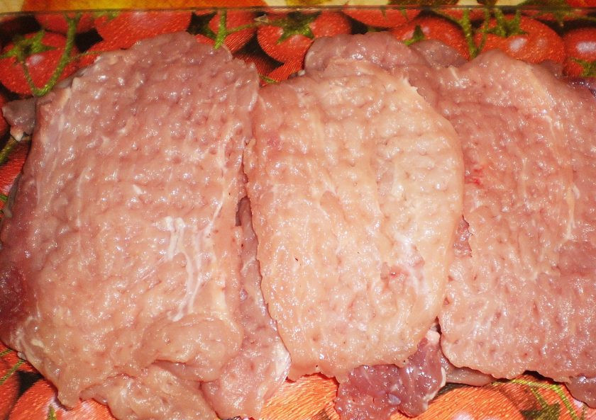 1. Этап. Свинина (отбивная, жаренная на сковороде в кляре): 3. Отбиваем мясо с обеих сторон кухонным молотком. Обычно из килограмма вырезки у меня получается около 12 отбивных.
