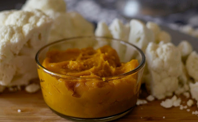 1. Этап. Капустно-тыквенный суп: 3. Потом некрупно нарежьте капусту. Добавьте её следом в кастрюлю вместе с пюре и бульоном. Доведите суп до кипения, а затем варите его 25 минут на медленном огне.