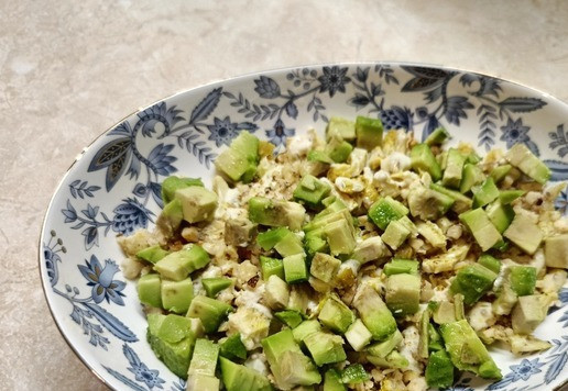 1. Этап. Салат Тиффани с авокадо: 2 слой - авокадо. Его заправкой смазывать не надо.