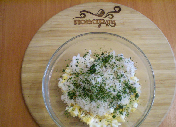 1. Этап. Лаваш с рисом и яйцом: Соедините рис с яйцами, зеленью, специями.