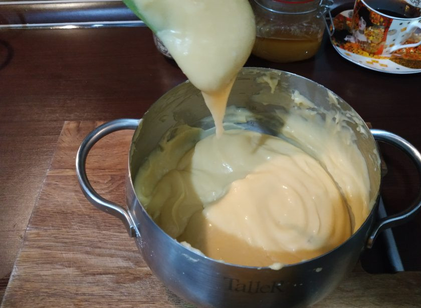 1. Этап. Торт Золотые купола: Тесто должно получиться как очень густая сметана. Это легко проверить, нужно немного набрать теста на лопаточку - оно должно хорошо стекать, образуя треугольничек.