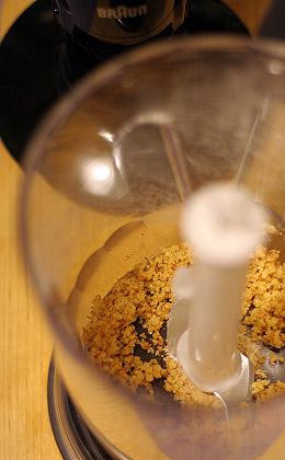 1. Этап. Рыбный крамбль: Туда же добавляем муку, сливочное масло и соль. Еще раз измельчаем в блендере.