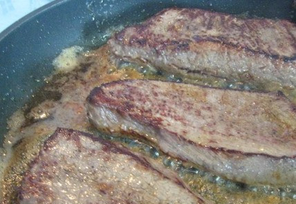 1. Этап. Говядина с кровью: Жарим 2-4 минуты, затем солим, перчим и переворачиваем. Обжариваем еще 2-4 минуты. Если Вы желаете чтоб стейк покрылся зажаристой корочкой (оставаясь внутри практически сырым - 4 минуты).