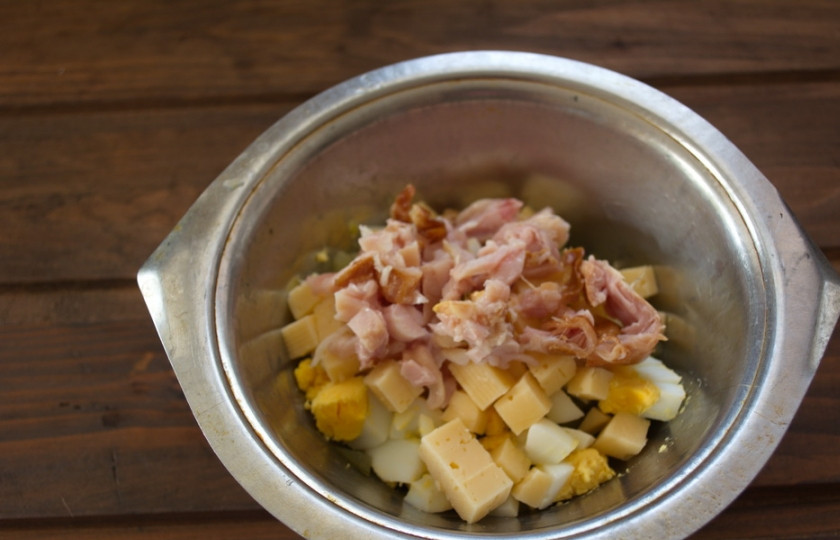 1. Этап. Салат обалденный с копченой курицей: Копченую куриную грудку нарезать кубиком или разобрать на волокна.