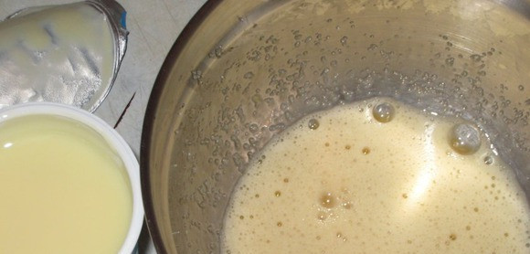 1. Этап. Торт Катерина: 3. Тесто выльем в форму и запекаем до сухой спички. Разрежем потом на три коржа. Тем временем делаем крем. Яйца взобьем с 1 ст.л. сахара, потом со сгущенкой. На плите держим эту смесь до первых пузырьков.