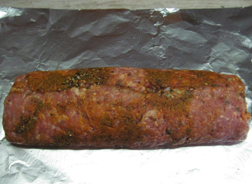 1. Этап. Праздничный мясной рулет: Аккуратно переложите рулет из пленки на фольгу для запекания.