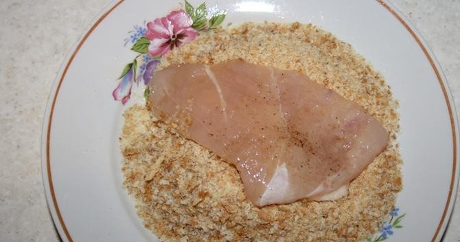 1. Этап. Мясо по-министерски: Затем обваляйте каждый кусочек в панировочных сухарях так, чтобы они покрыли всю поверхность курицы.