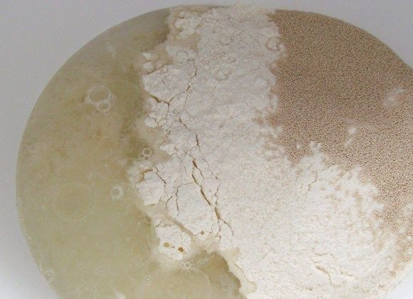 1. Этап. Тесто для пиццы (дрожжевое): 1. Смешаем в сухой глубокой миске дрожжи, сахар, соль и примерно стакан муки. Заливаем чуть теплой водой.