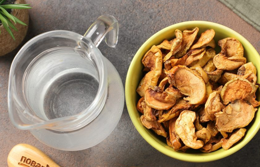 1. Этап. Компот из сушёных яблок для грудничка: Подготовьте все ингредиенты.