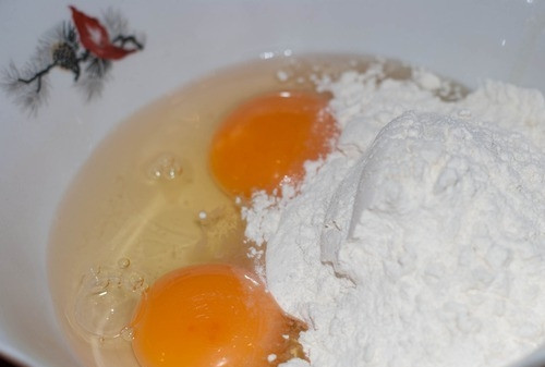 1. Этап. Курица по-пекински в кисло-сладком соусе: В отдельную миску разбиваем яйца и высыпаем муку, тщательно перемешиваем до однородного состояния.