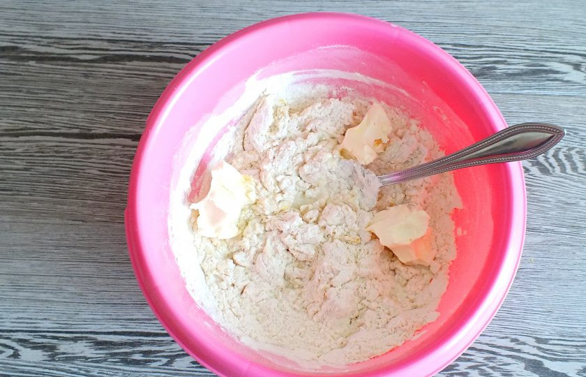 1. Этап. Голландское печенье: Мягкое масло поделите на 9 кусочков. Добавляйте в чашу с тестом по три кусочка. Каждый раз хорошо его вмешивая в тесто. Тесто будет липким, мажущим, но муку добавлять лишнюю не следует.