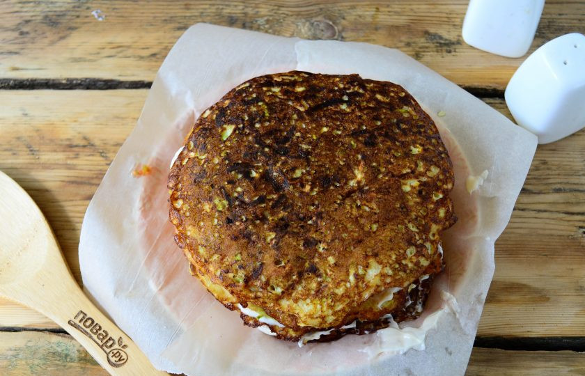 1. Этап. Кабачковый торт с помидорами и сыром: Таким образом соберите весь торт.