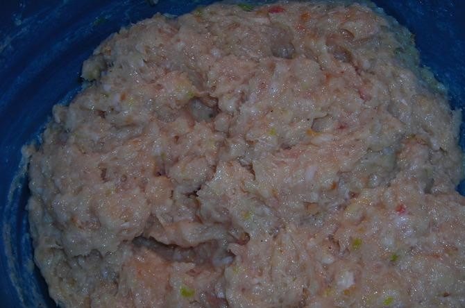 1. Этап. Котлеты из морского языка: Затем прокрутите на мясорубке филе, лук, сало. В фарш добавьте специи и размоченный в молоке хлеб.