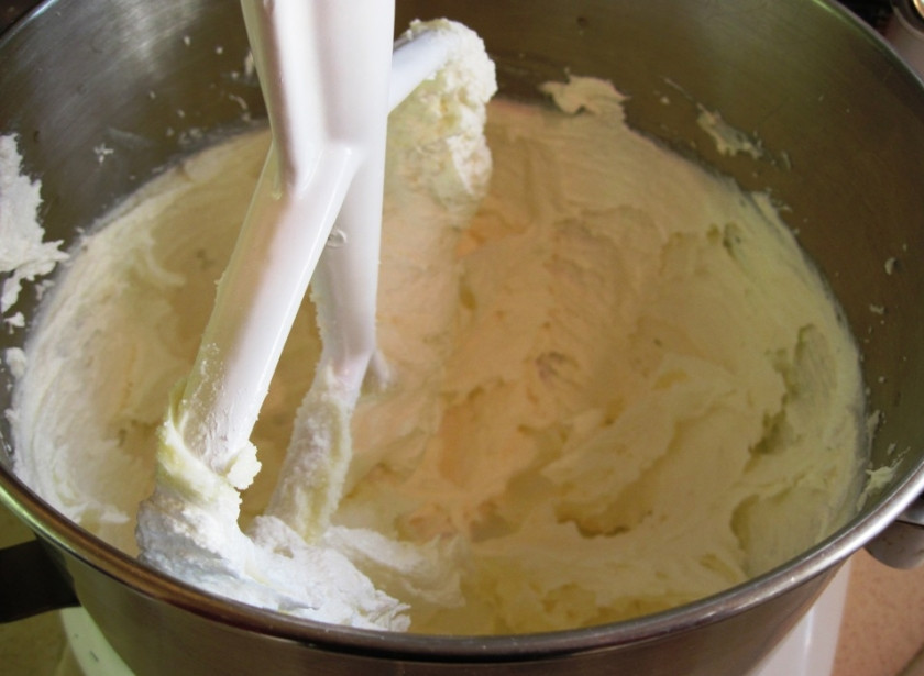 1. Этап. Торт Шакотис: Масло растереть с сахаром в пышную пену.