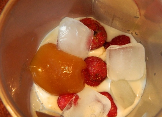 1. Этап. Клубничный ласси: 3. Затем — клубнику, мед и лед.