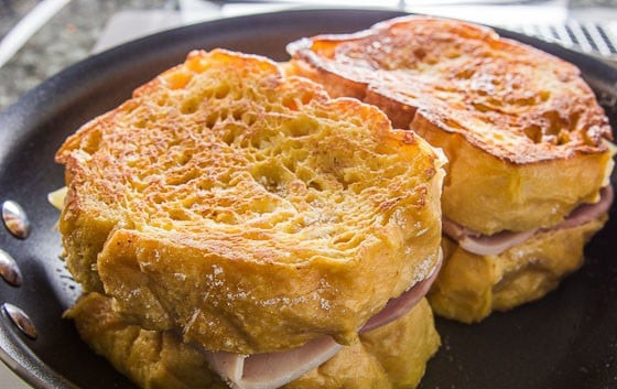 1. Этап. Монте-Кристо сэндвич с ветчиной: 4. Когда хлеб поджарится, положите один кусочек на второй и слегка прижмите, повторите с оставшимися кусочками. Отправьте сковороду с двумя сэндвичами в духовку (180 градусов) и запекайте 20 минут, чтобы расплавился сыр.