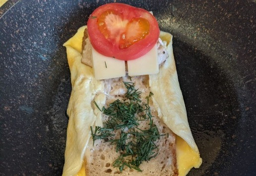 1. Этап. Омлетный сэндвич с индейкой: На стейк индейки кладём пластинки сыра, помидор, посыпаем укропом.