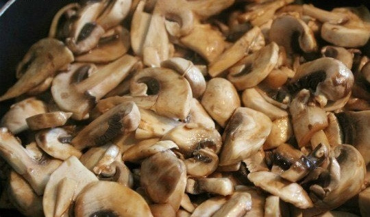 1. Этап. Куриная грудка с шампиньонами в сливках: 7. Через час обжариваю грибы на раскаленной сковороде с добавлением небольшого количества растительного масла.