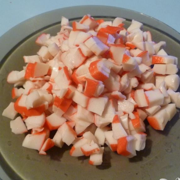 1. Этап. Салат Свеча: Крабовое мясо порезать на небольшие квадратики.