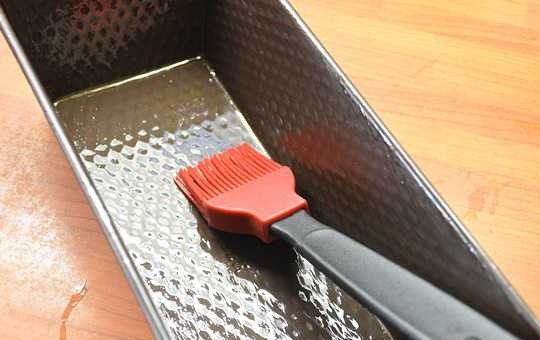 1. Этап. Морковный хлеб: 8. После этого форму для выпечки смажьте маслом.