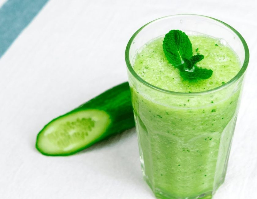 1. Этап. Огуречный смузи: 3. Затем перелейте смузи в стаканы для подачи и украсьте листьями мяты. Приятного аппетита!