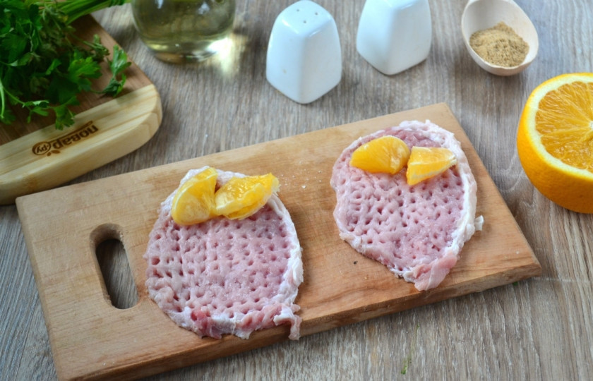 1. Этап. Мясные рулетики с сюрпризом: Порежьте свиную вырезку как на отбивные. Каждый ломоть отбейте с одной стороны, с обеих сторон посолите и поперчите по вкусу. На каждый ломтик положите по дольке апельсина.