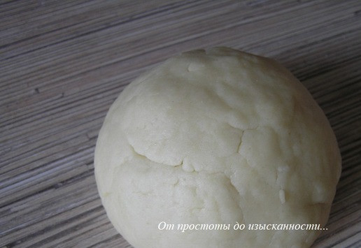 1. Этап. Мясной пирог с рисом, луком, яблоками: Замесите тесто руками, скатайте в шар, заверните в пищевую пленку и уберите в холодильник на 30 минут.