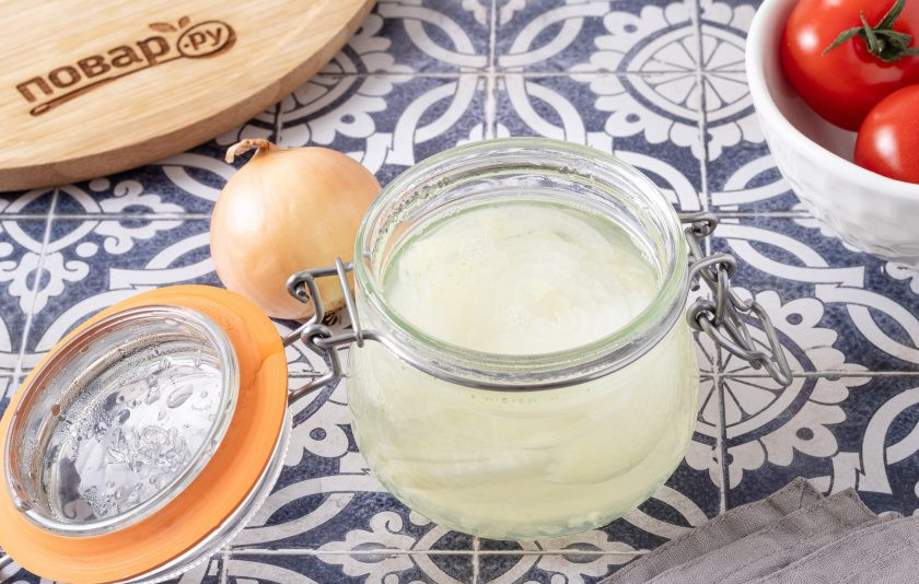 1. Этап. Салат с огурцами, кабачками и помидорами: Репчатый лук нарежьте полукольцами, залейте кипятком и добавьте уксус. Оставьте мариноваться на 15-20 минут. После слейте воду с уксусом.