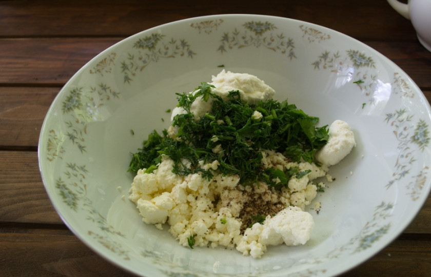 1. Этап. Чебуреки с творогом и зеленью: В миске соедините творог и измельченную зелень.