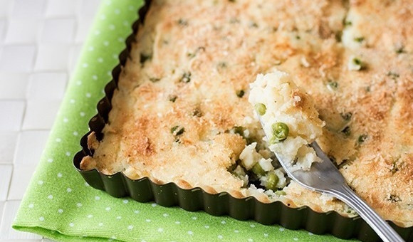 1. Этап. Картофельный пирог с зеленым горошком: 6. Выпекайте картофельный пирог при температуре 180-190 градусов в течение 25 минут. Готовому пирогу дайте остыть и подавайте на стол. Приятного аппетита!